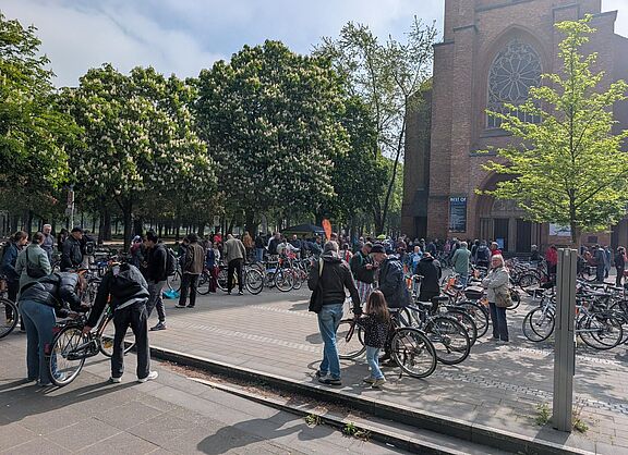 Viele Menschen,  die Gebrauchtfahrräder kaufen und verkaufen auf Platz vor der Bonner Kreuzkirche
