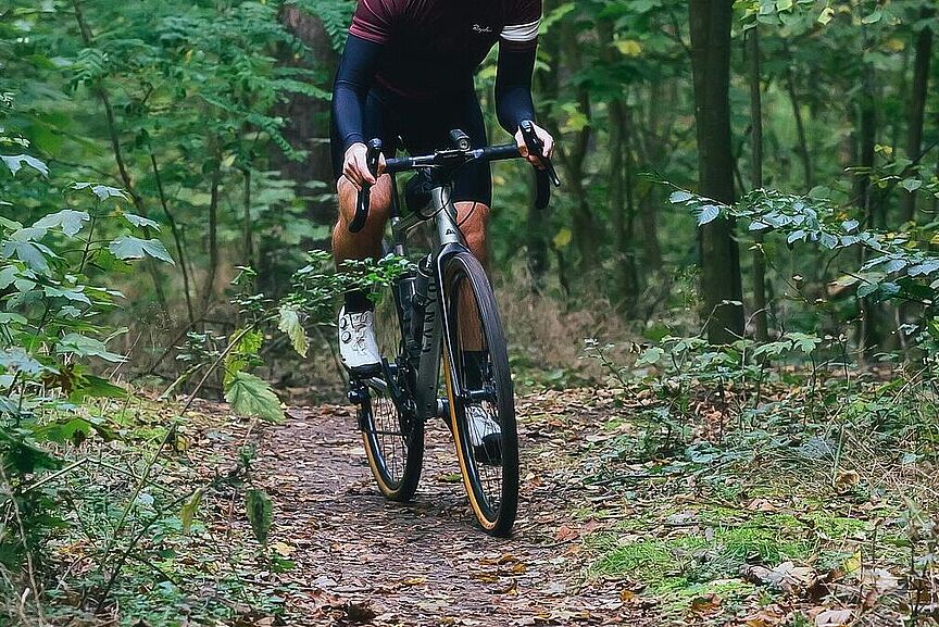 Fahrrad Fahrender im Wald