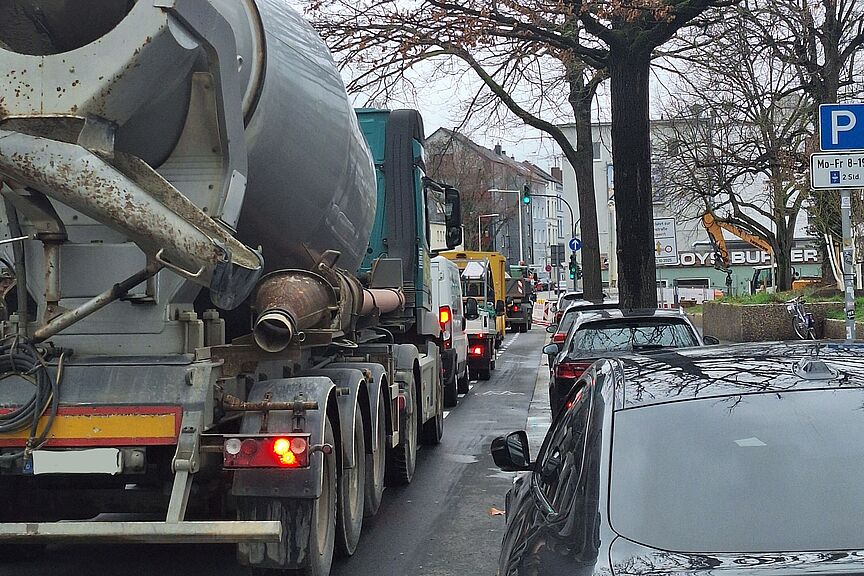 Straße mit LKW ganz dicht am Fahradstreifen