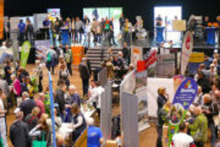 Ein mit vielen Besuchern gefüllter Saal der ADFC-Radreisemesse