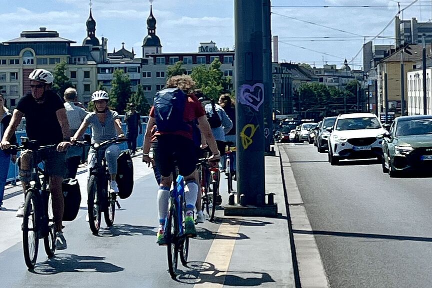 Große Anzahl von Radfahrern auf der Kennedybrücke