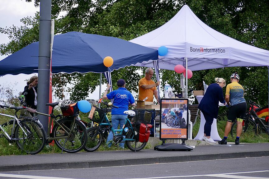 ADFC-Ehrenamtliche informieren an Infoständen
