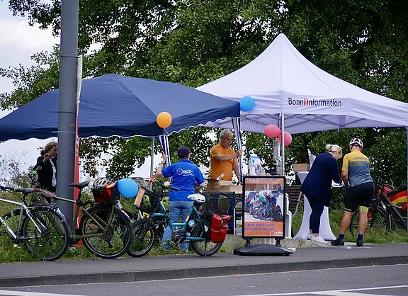 ADFC-Ehrenamtliche informieren an Infoständen