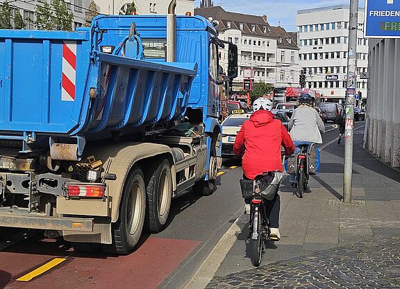 Bild von der Oxfordstraße Links ein LKW rechts ziemlich bedrängte Radfahrende auf dem Schutzstreifen