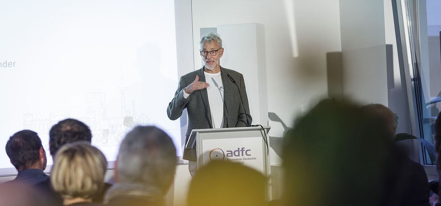 Der ADFC-Bundesvorsitzende Frank Masuart betonte auf dem Einweihungsempfang der neuen Räume der ADFC-Bundesgeschäftsstelle, das enorme Potenzial, dass der Radverkehr in Deutschland für den gesellschaftlichen Zusammenhalt habe. 