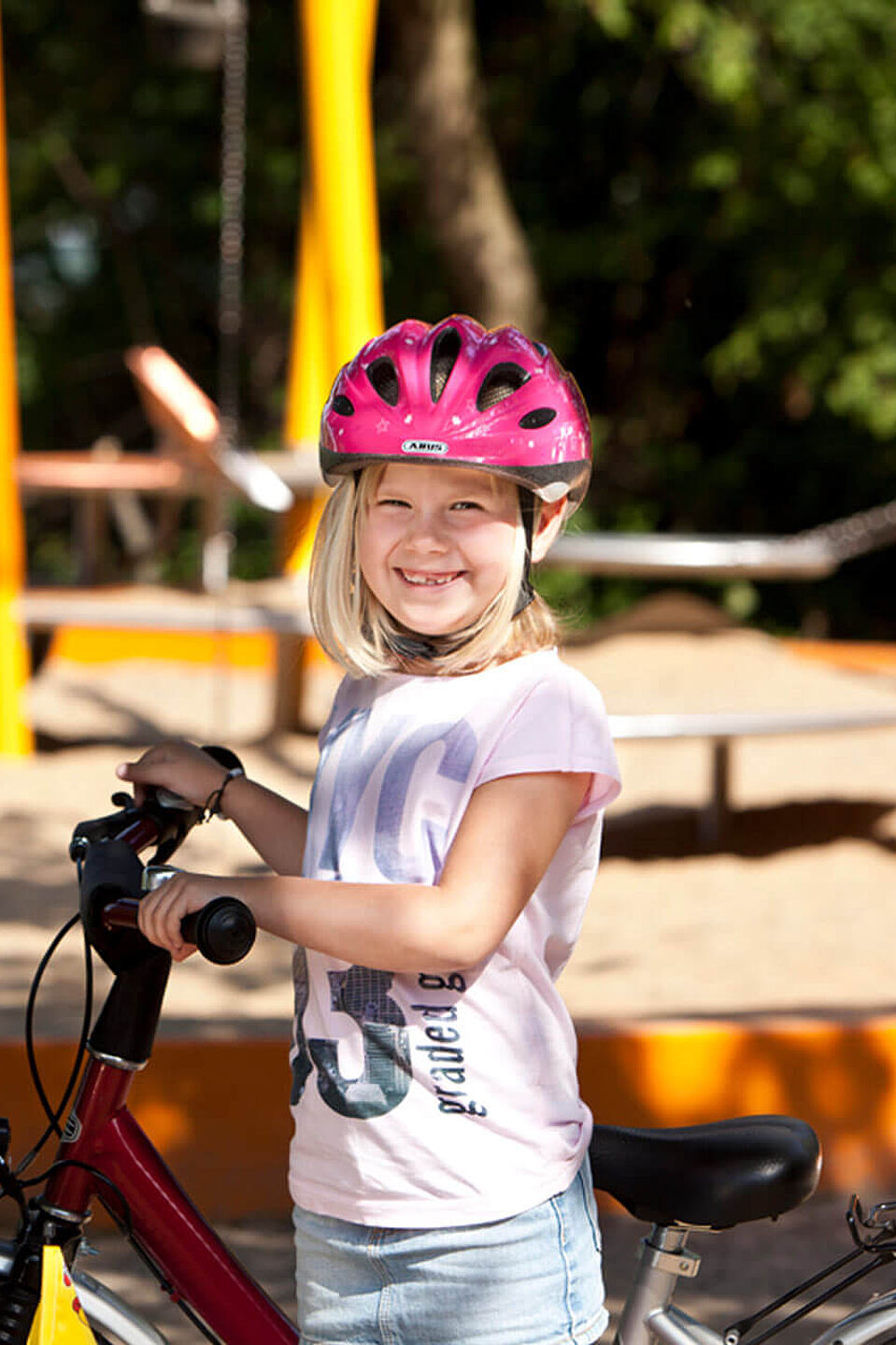 Wenn Kinder auf dem Spielplatz spielen, sollten sie den Helm abnehmen. Wenn Kinder auf dem Spielplatz spielen, sollten sie den Helm abnehmen.