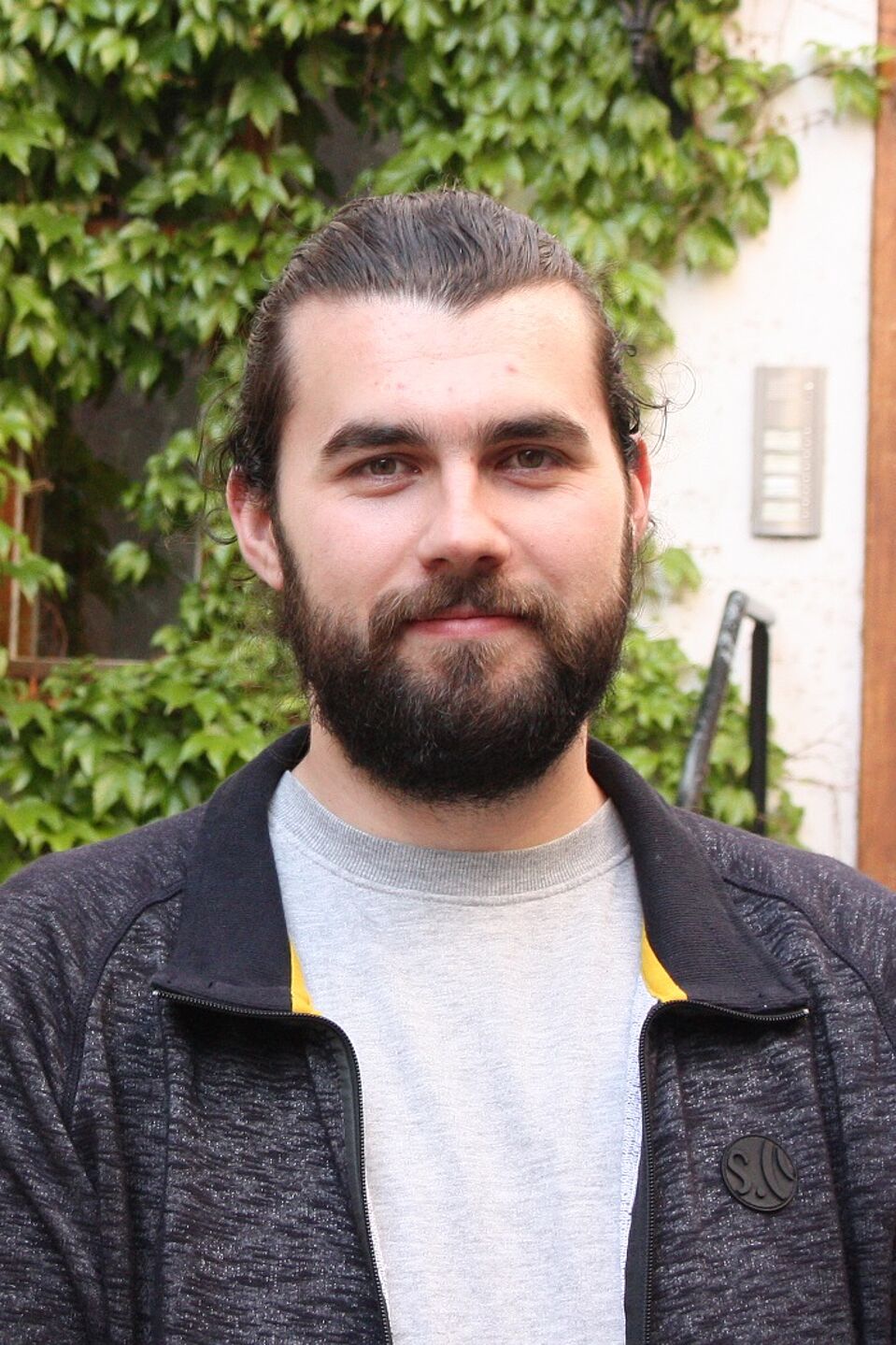Elmedin Sopa Das Bild zeigt einen Mann mit Bart.