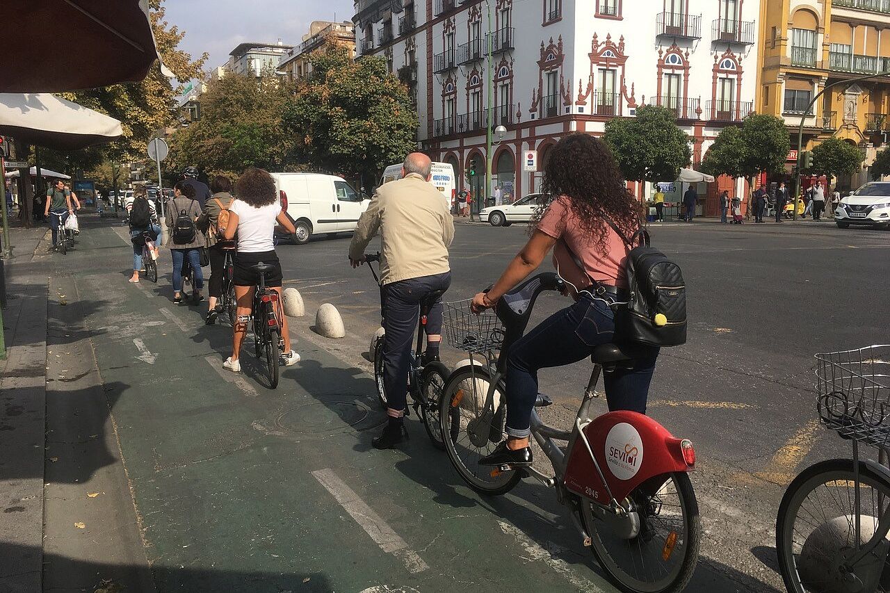Mit Pollern geschützter Zweirichtungsradweg in Sevilla. Mit Pollern geschützter Zweirichtungsradweg in Sevilla.